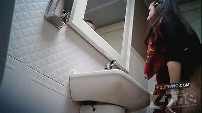 Makamera obisika mchimbudzi cha azimayi (1)