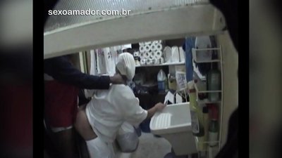 Motoboy amagonana ndi mayi wotsuka mu lesitilanti pakati pa kutumiza