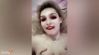 Ivan Helsing amawombera vampire achigololo ndipo amabwera pa bulu wake