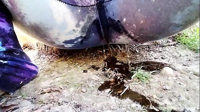 Pissing mu msewu! Bwerani mudzawonere LilKiwwiMonster akunyowetsa mathalauza ake ndikukotamira m'dothi!