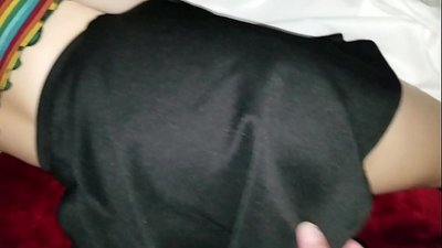 Namwali wachitsikana wasukulu akugona bulu wake ndi zala zake